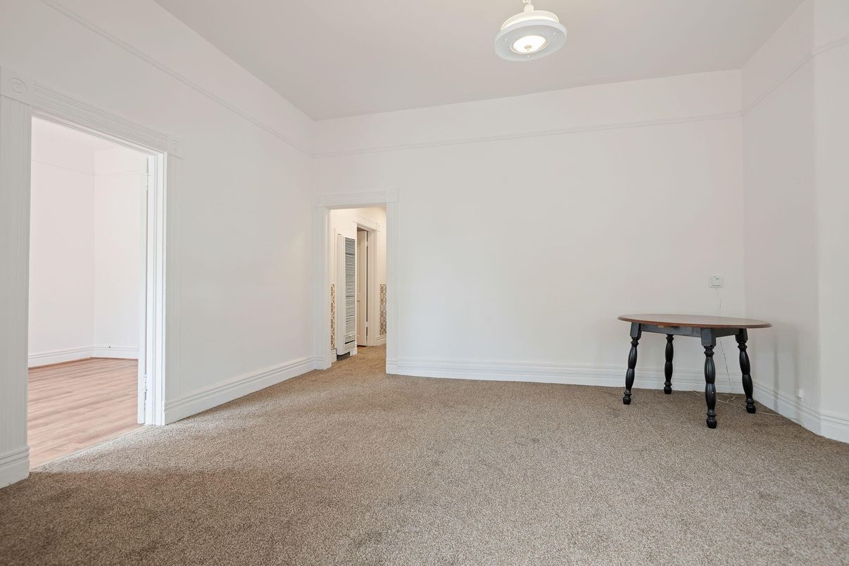 Empty room, Interior