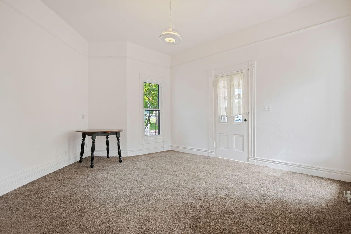 Empty room, Interior, Pendant Lights