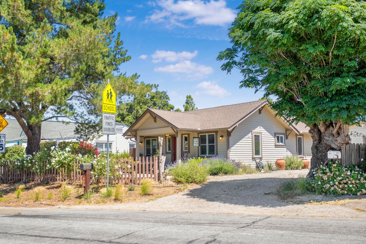 Exterior, Facade, Ranch