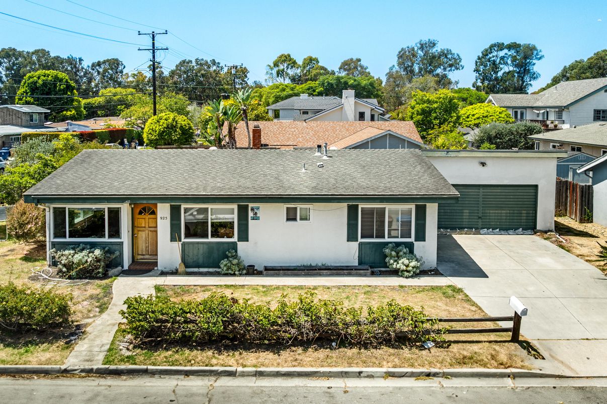 Attached, Exterior, Facade, Ranch