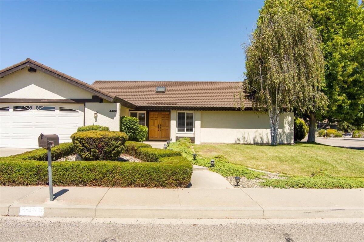 Attached, Exterior, Facade, Ranch