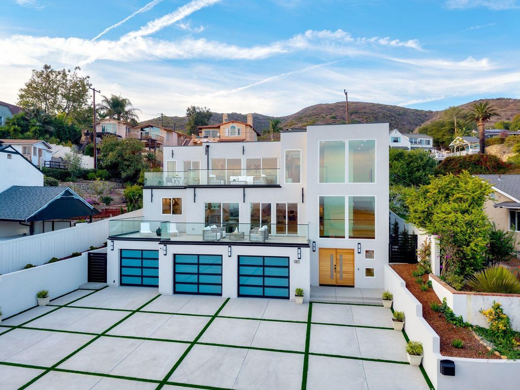 Attached, Exterior, Facade, Modern