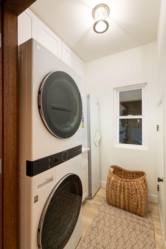 Interior, Utility Closets, Washer, Wood Texture Flooring