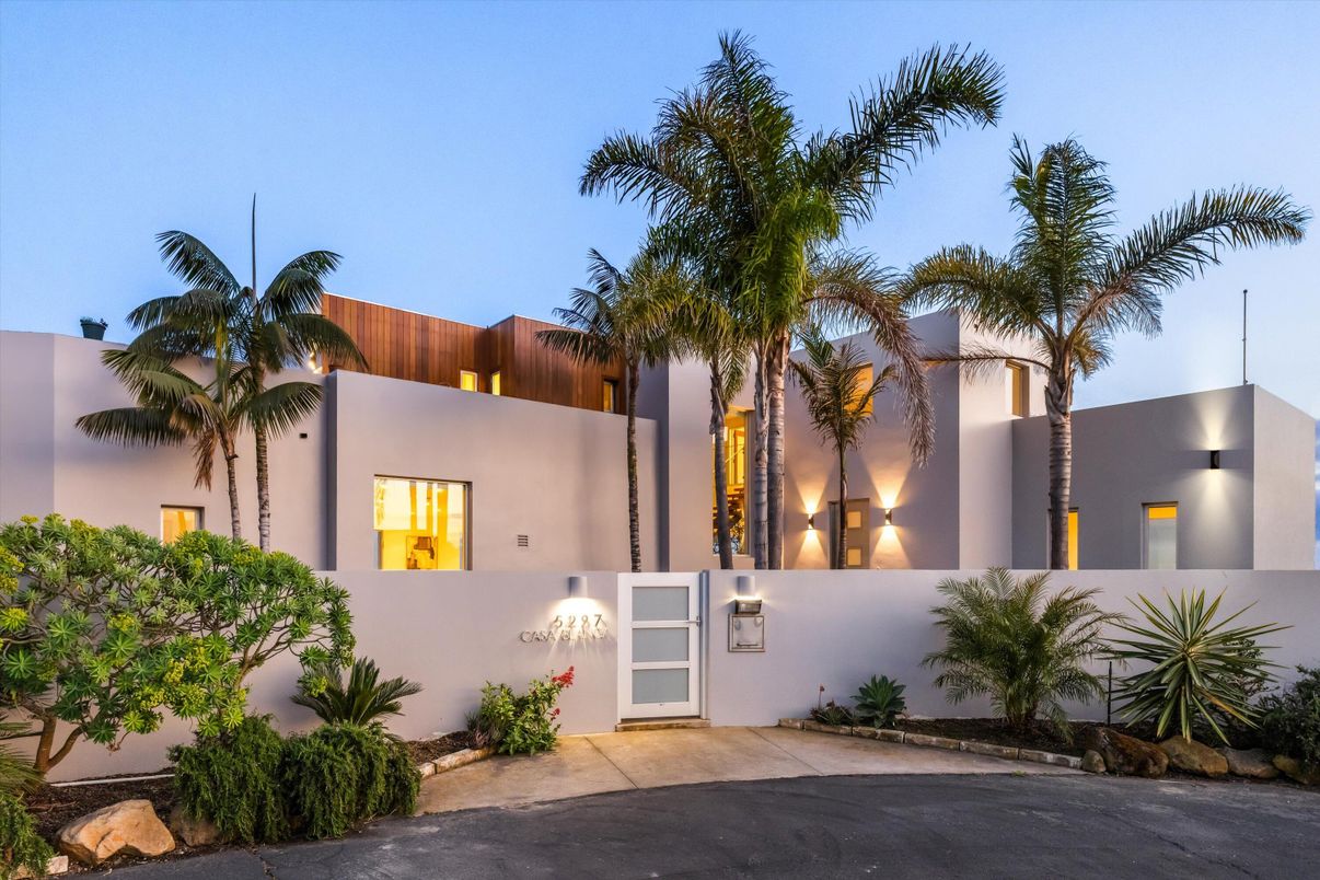 Attached, Exterior, Facade, Modern