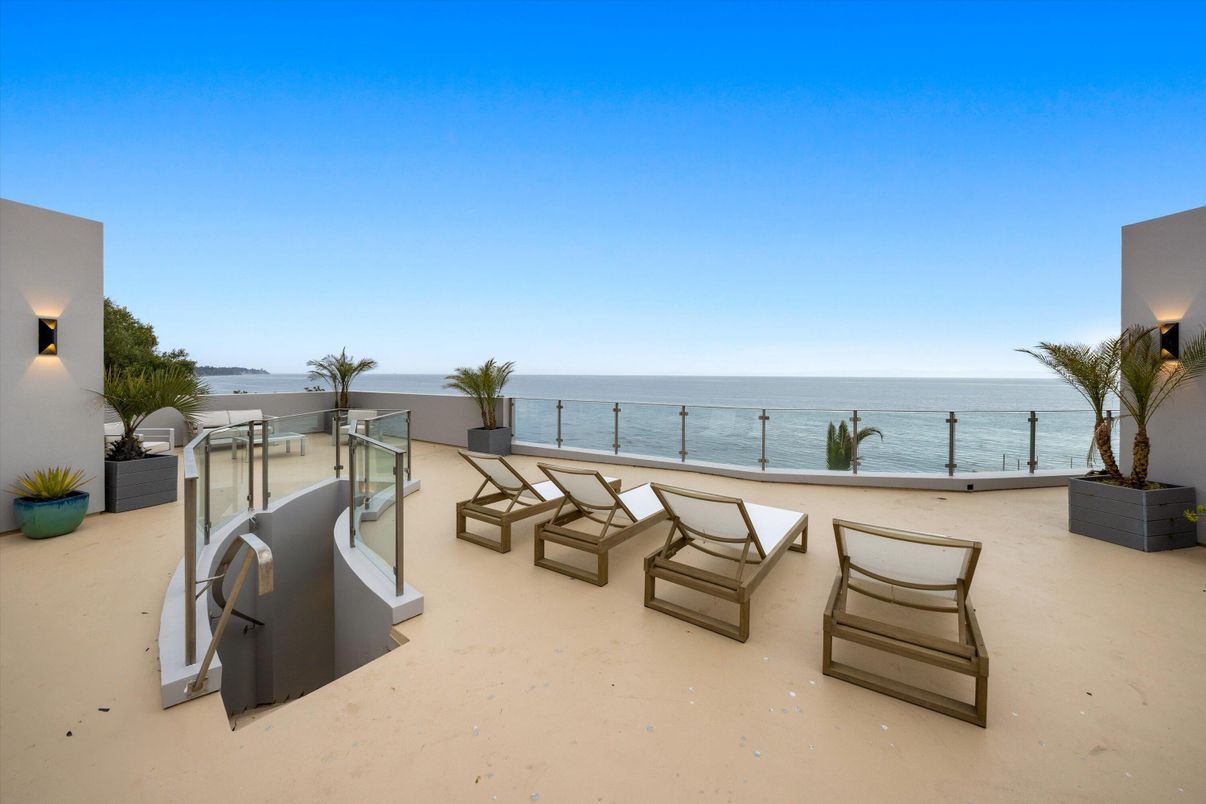 Exterior, Pool, Water