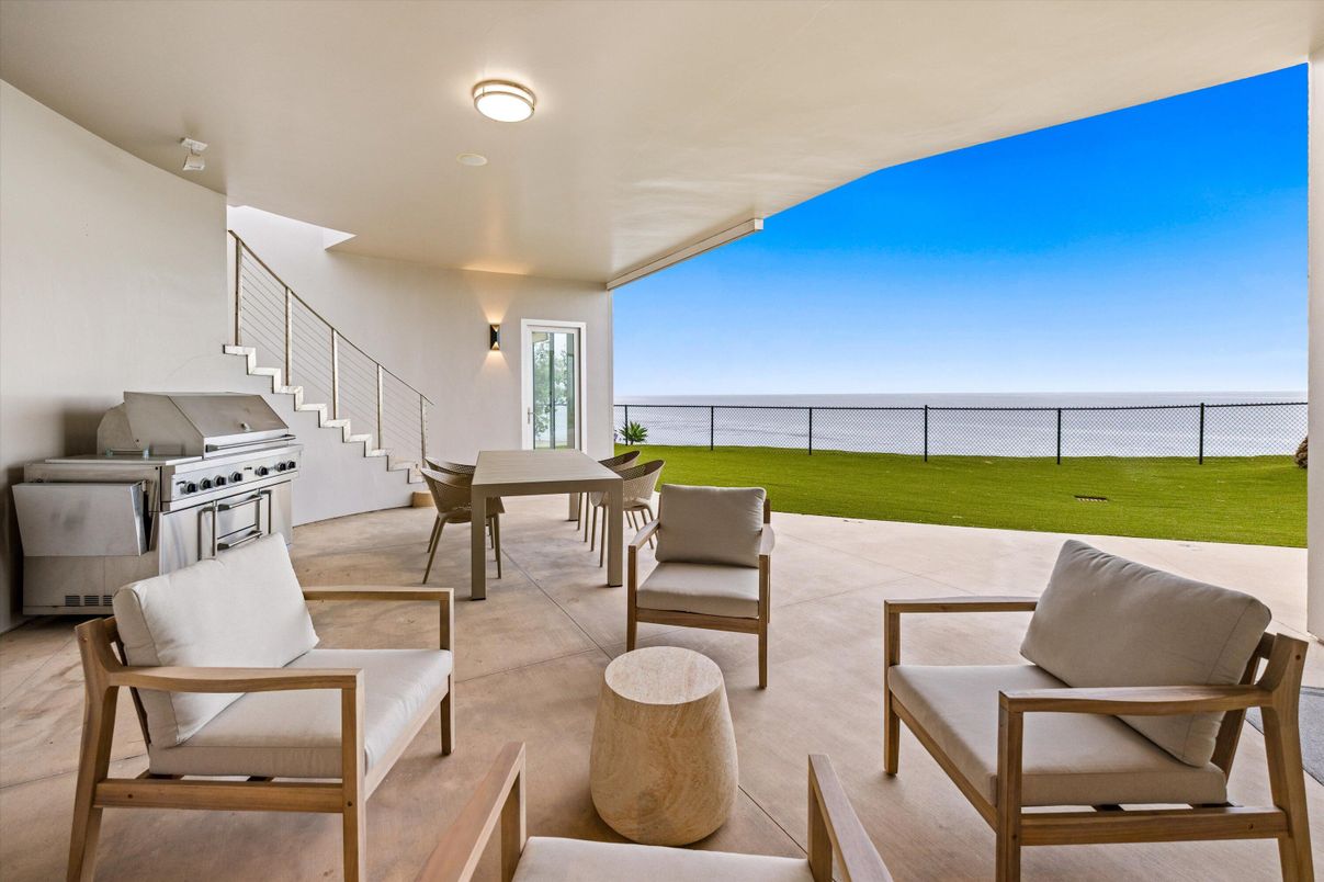 Exterior, Outdoor Kitchen, Water