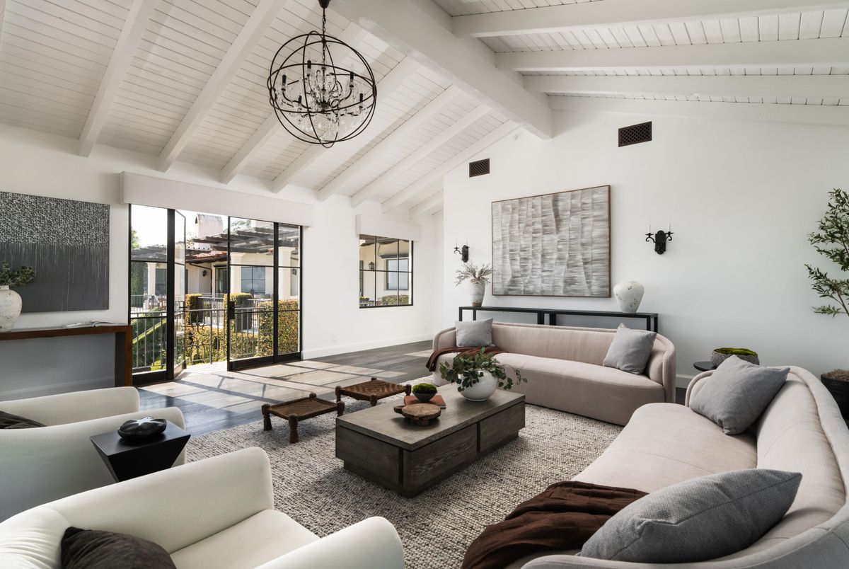 Chandelier, Interior, Living room