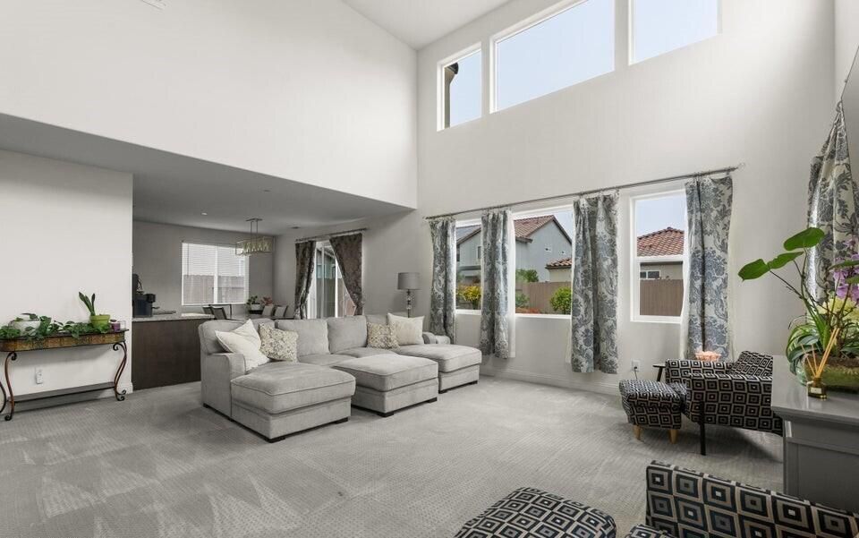 Chandelier, Dining room, Interior, Living room