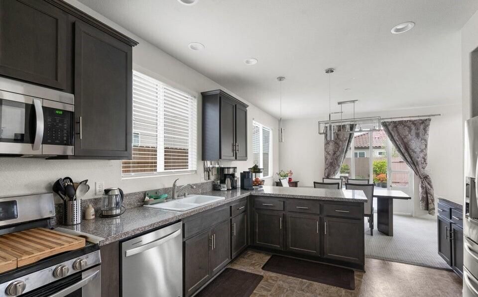 Dining room, Interior, Kitchen, Pendant Lights, Recessed Lighting, Stainless Steel Appliances