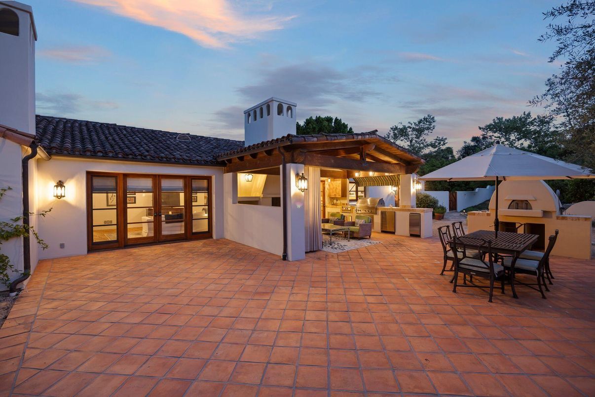 Exterior, Outdoor Kitchen