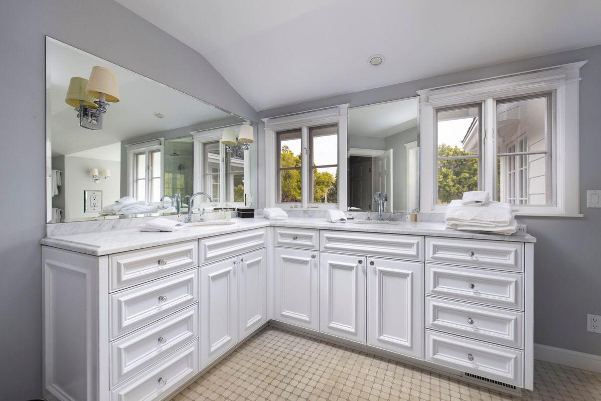 Bathroom, Dual Sink Vanities, Interior, Recessed Lighting