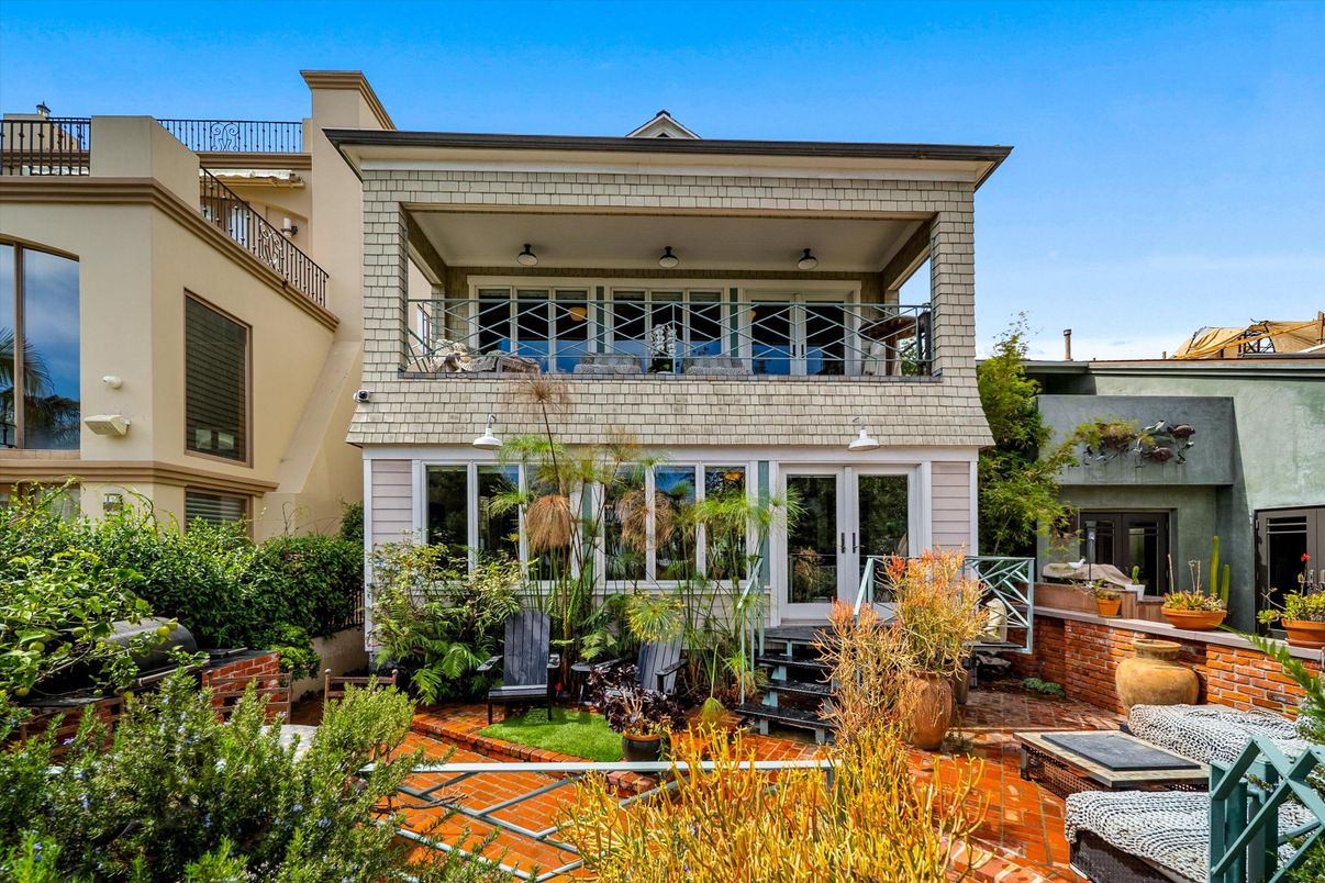 Exterior, Facade, American Foursquare