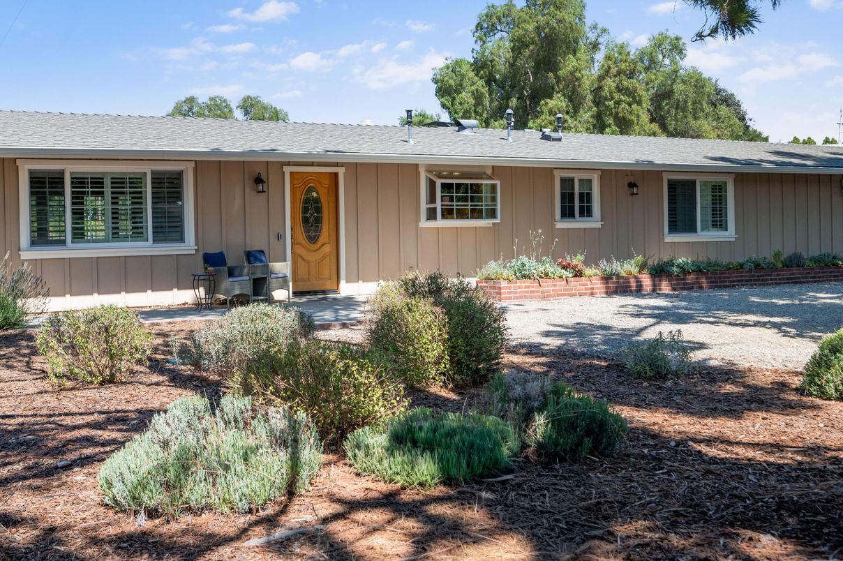 Exterior, Facade, Ranch