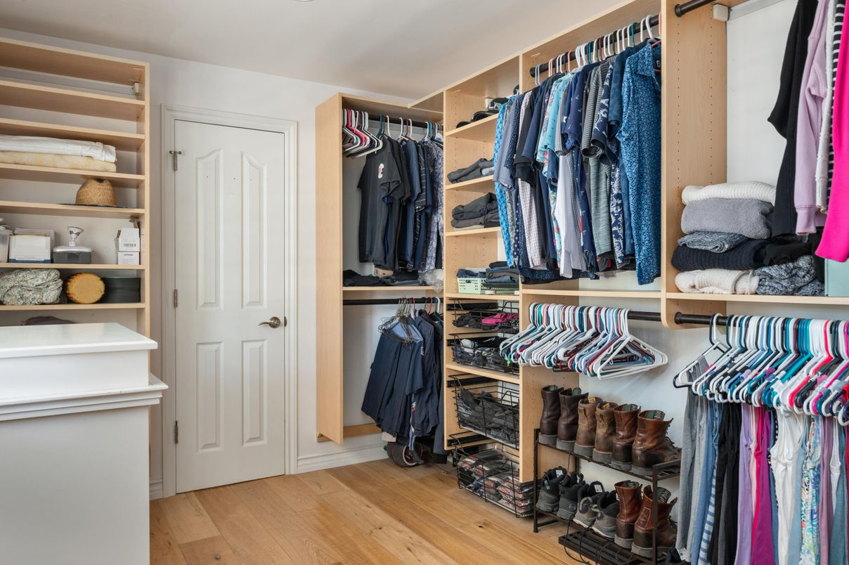 Interior, Walk-in Closets, Wood Texture Flooring