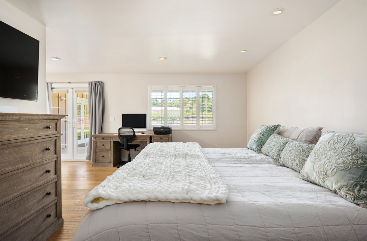 Bedroom, Home Office, Interior, Recessed Lighting, Wood Texture Flooring