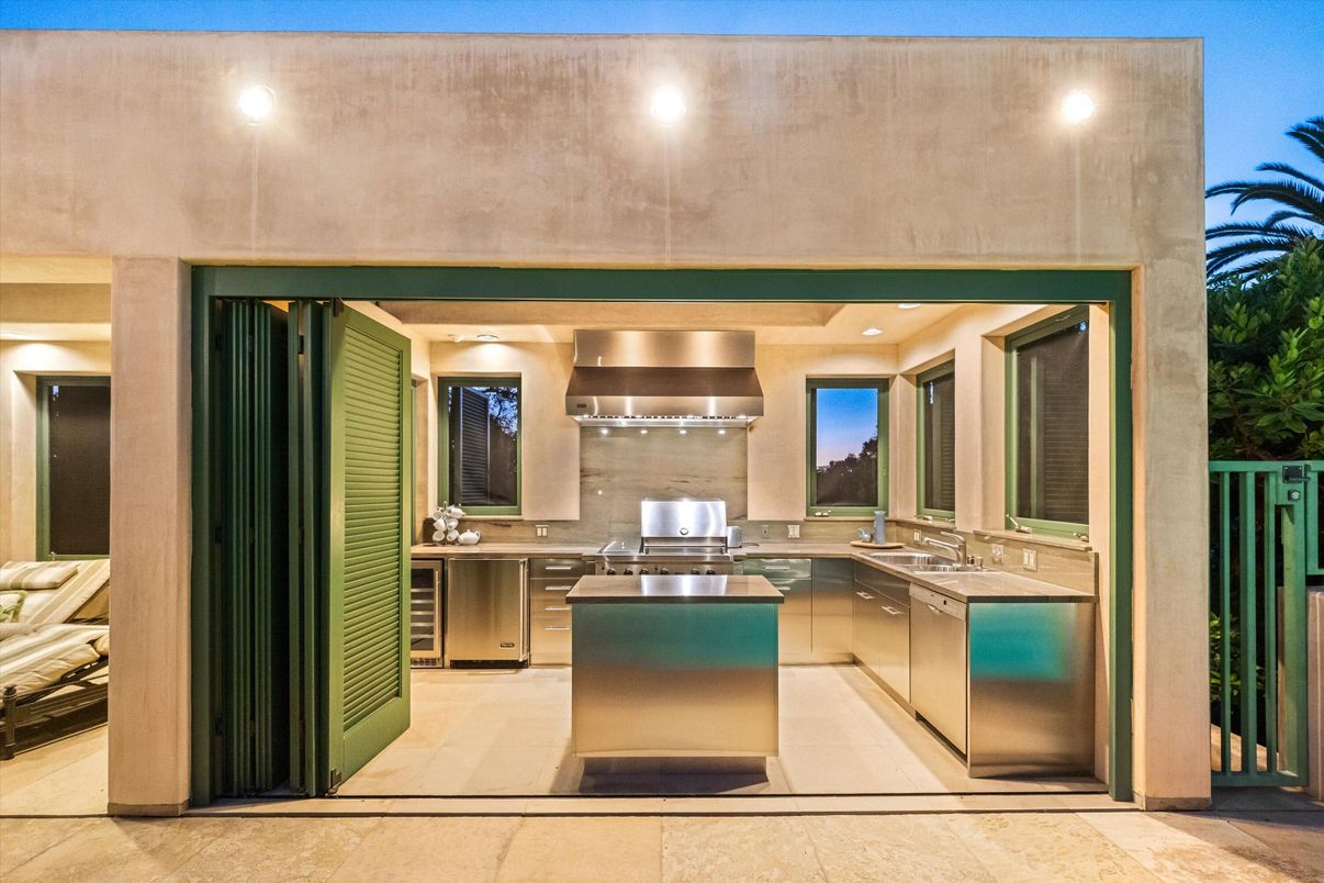 Exterior, Outdoor Kitchen, Stainless Steel Appliances