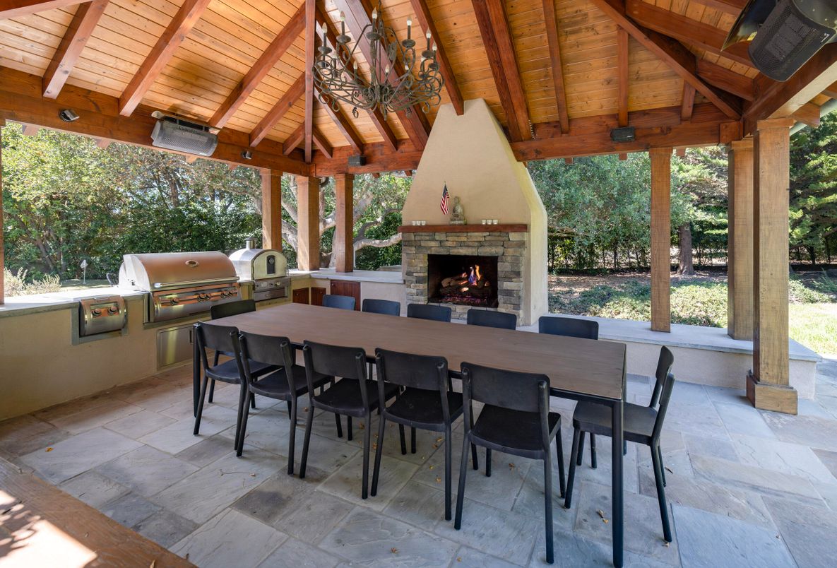 Exterior, Fireplace, Outdoor Kitchen