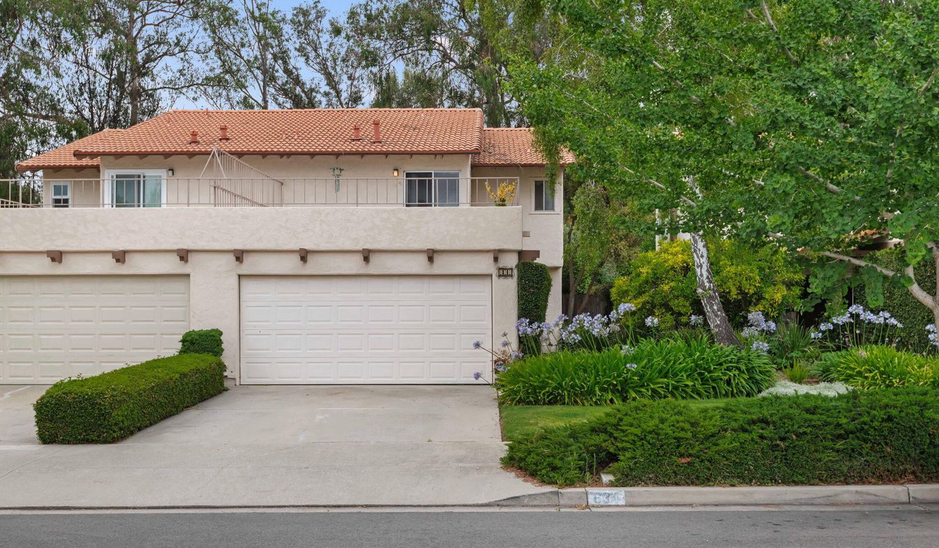 Attached, Exterior, Facade, Mediterranean