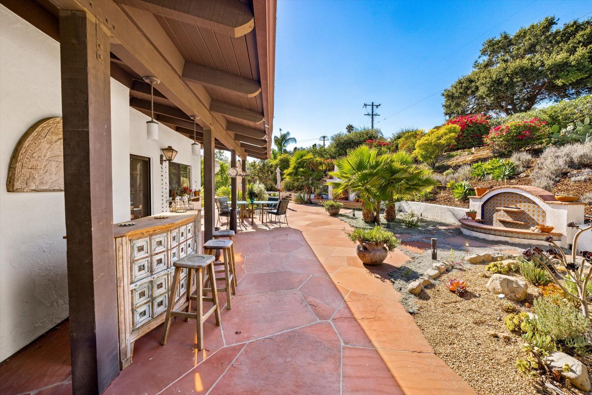 Exterior, Fireplace, Outdoor Kitchen