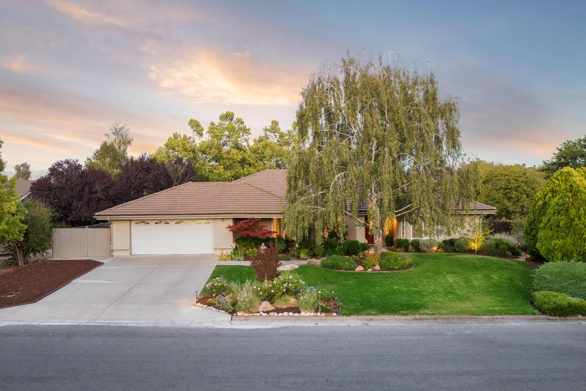 Attached, Exterior, Facade, Ranch