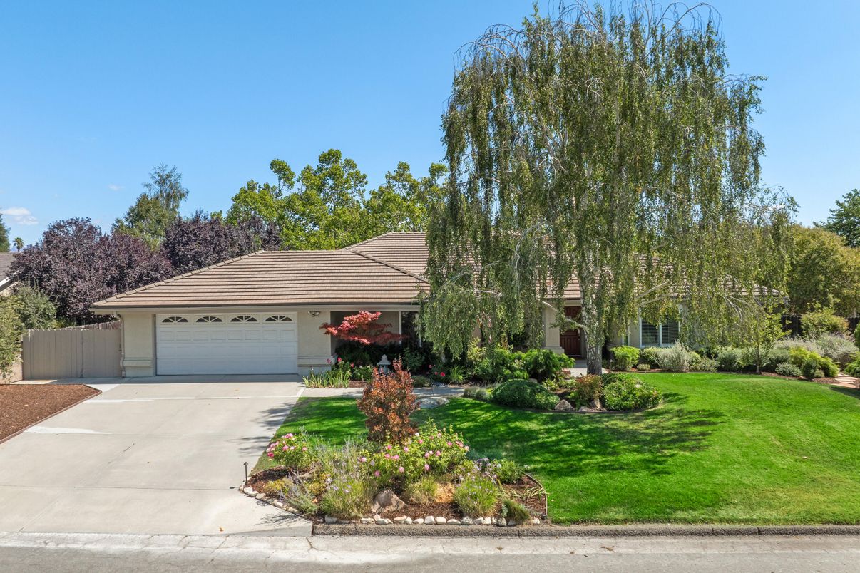 Attached, Exterior, Facade, None