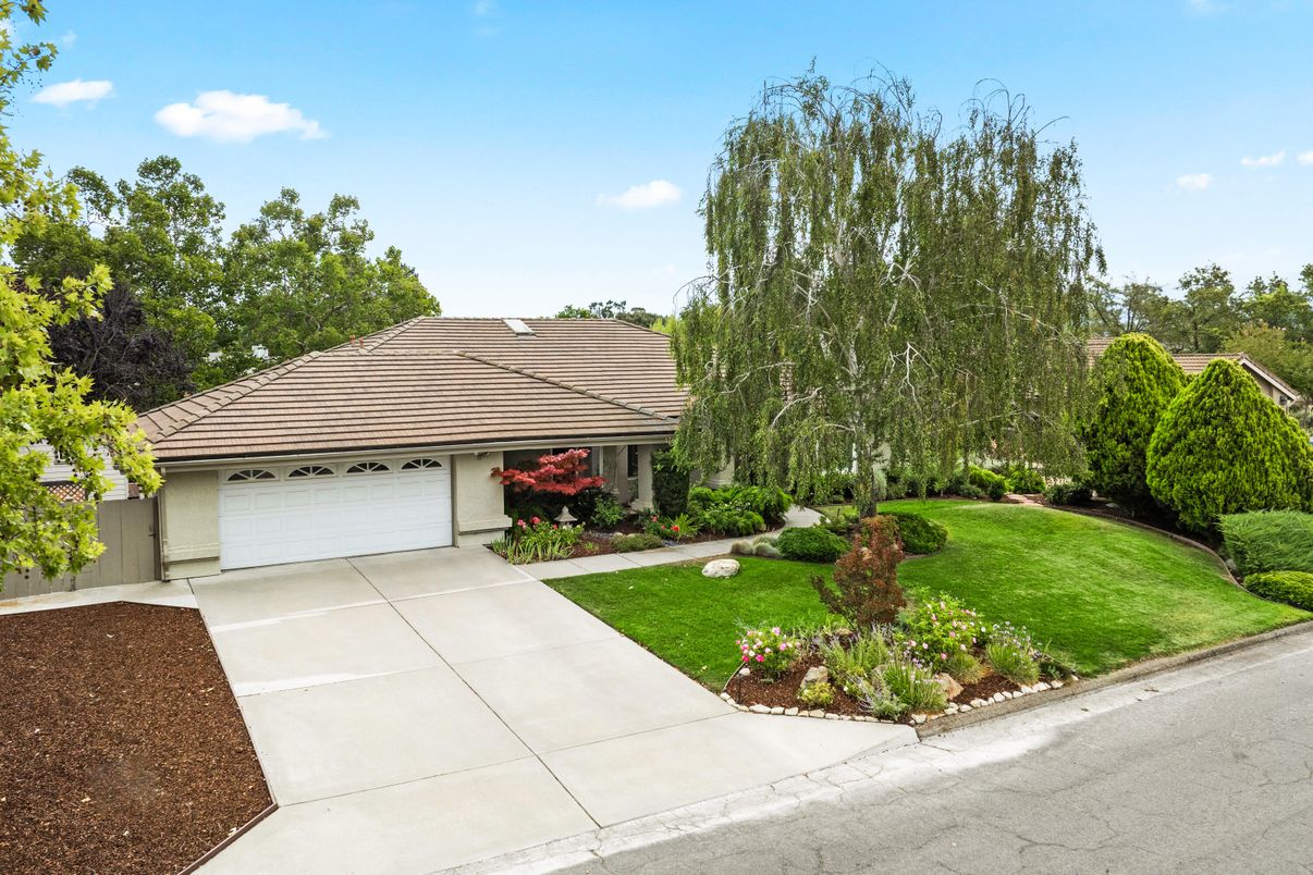 Attached, Exterior, Facade, Mediterranean