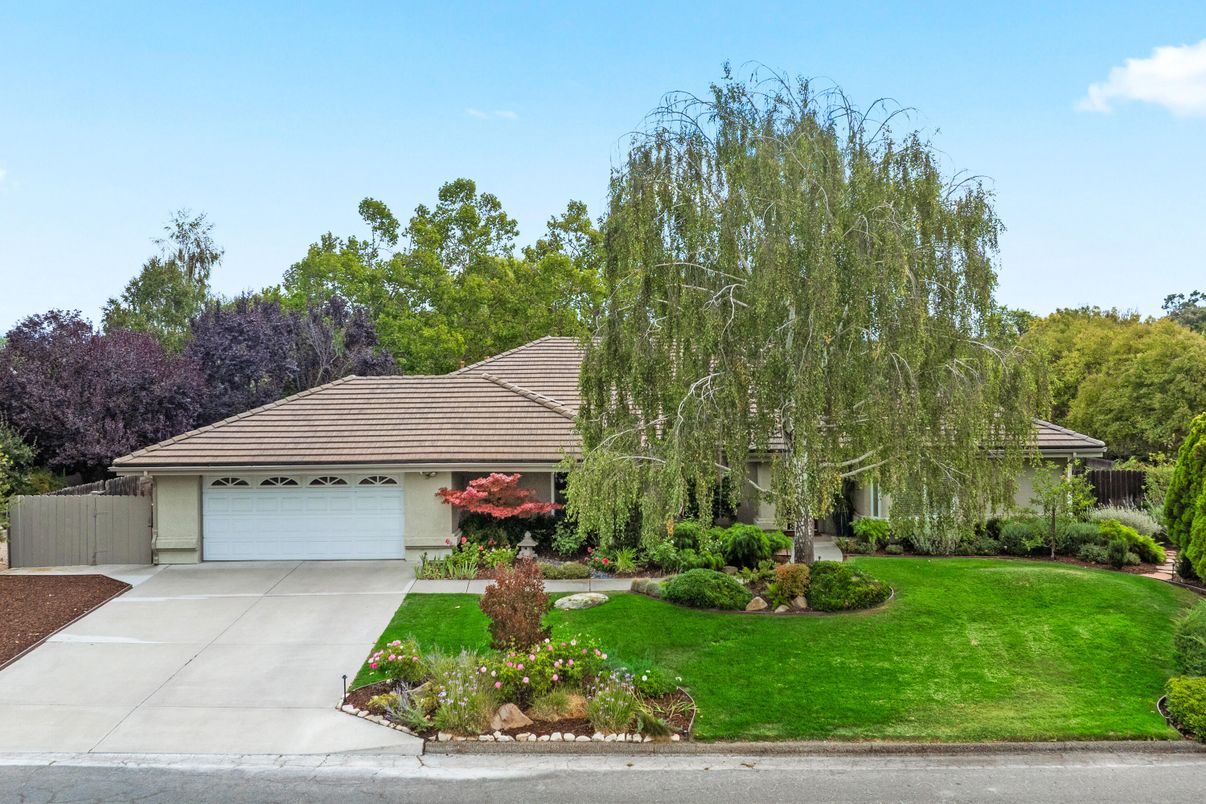 Attached, Exterior, Facade, None