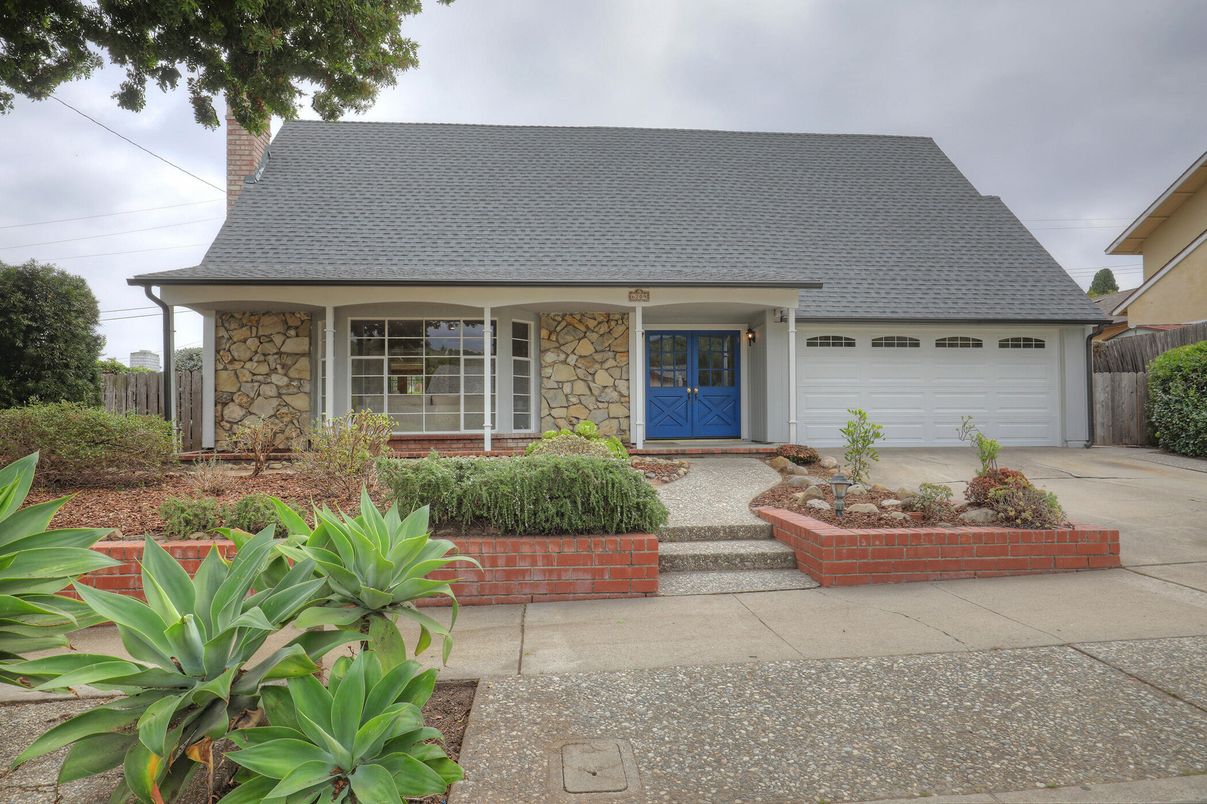 Attached, Exterior, Facade, Cape Cod
