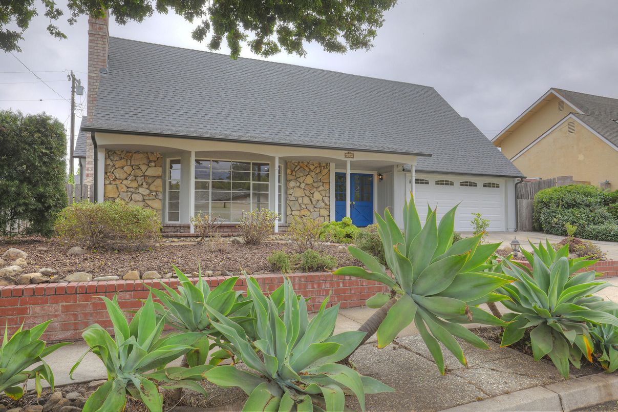Attached, Exterior, Facade, Cape Cod