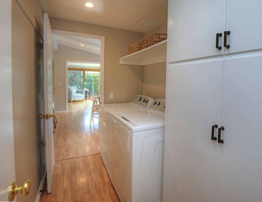 Interior, Recessed Lighting, Washer, Wood Texture Flooring