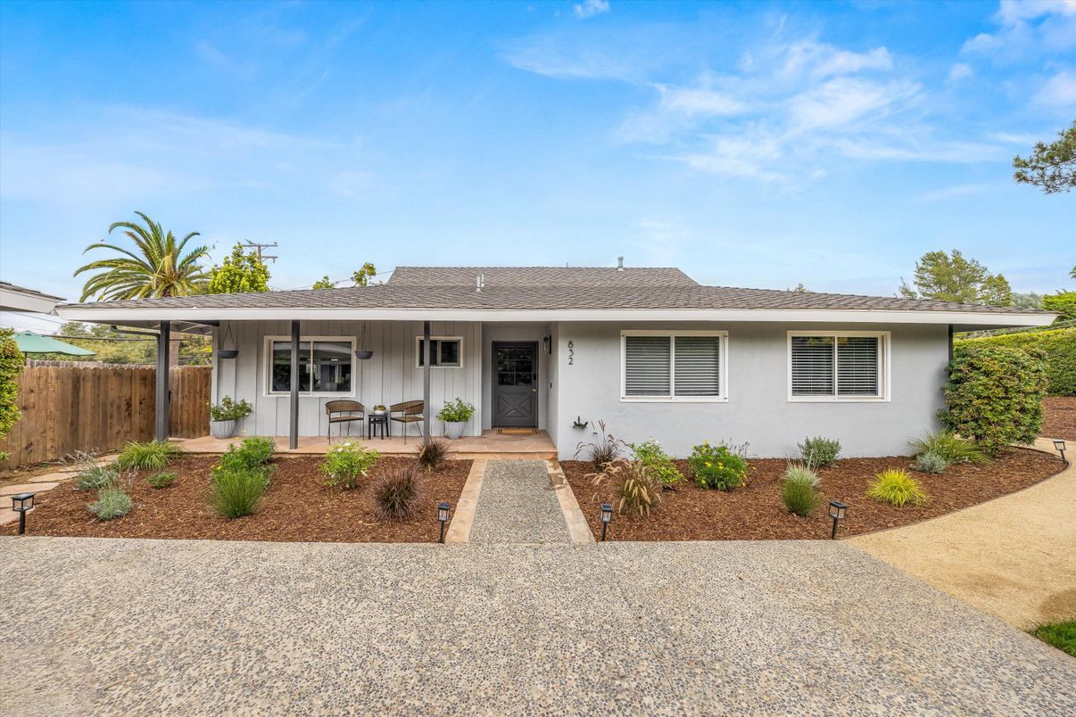 Exterior, Facade, Ranch