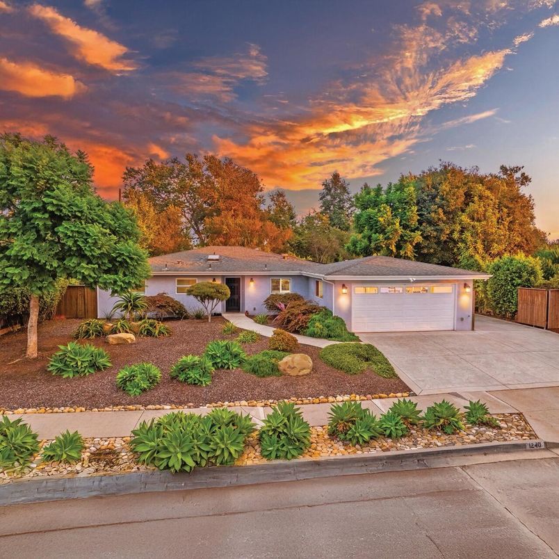 Attached, Exterior, Facade, Ranch