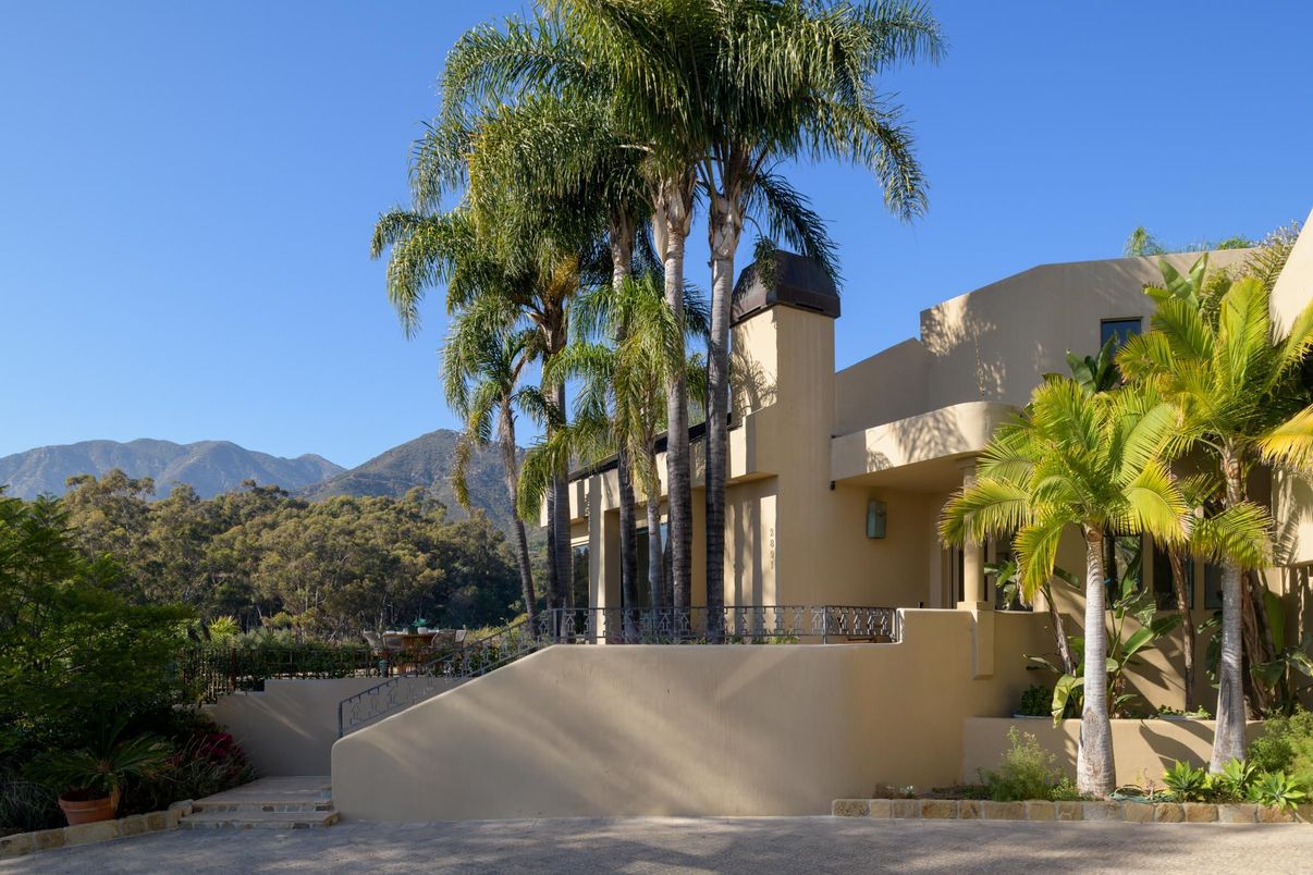 Exterior, Facade, Modern
