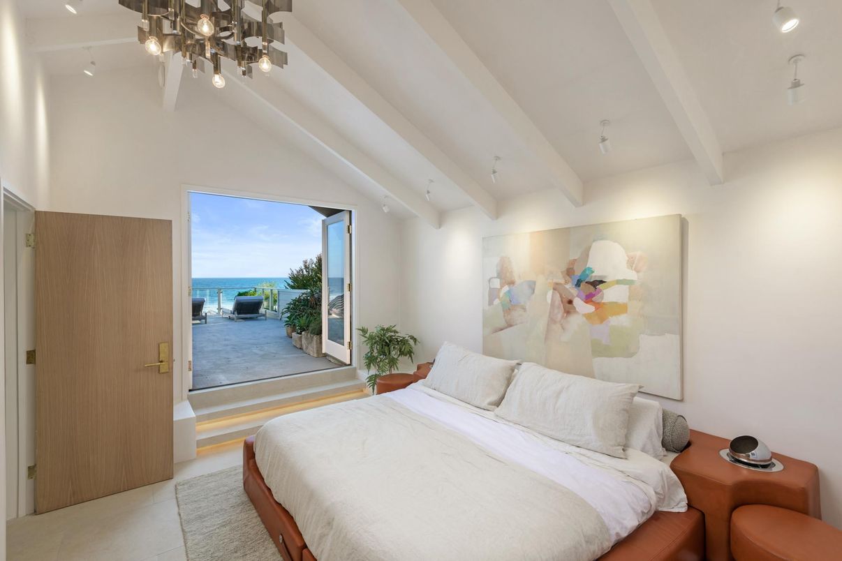 Bedroom, Interior, Water