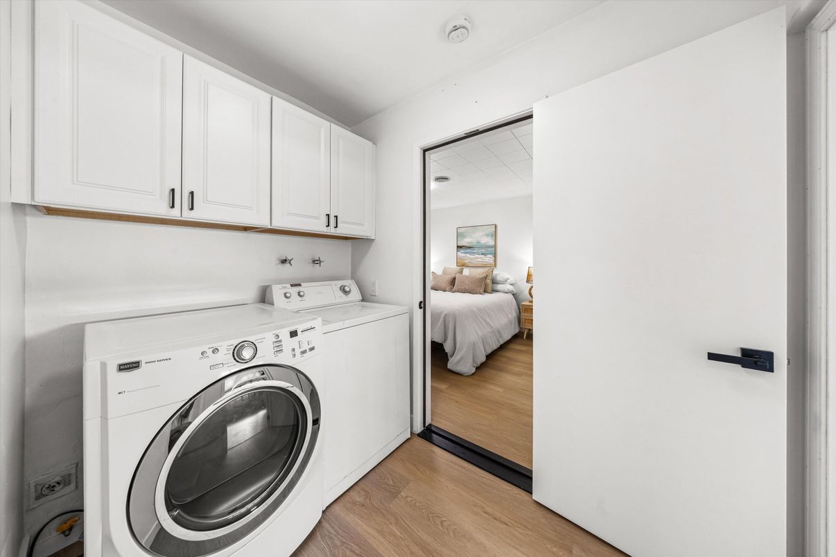 Bedroom, Interior, Washer, Wood Texture Flooring