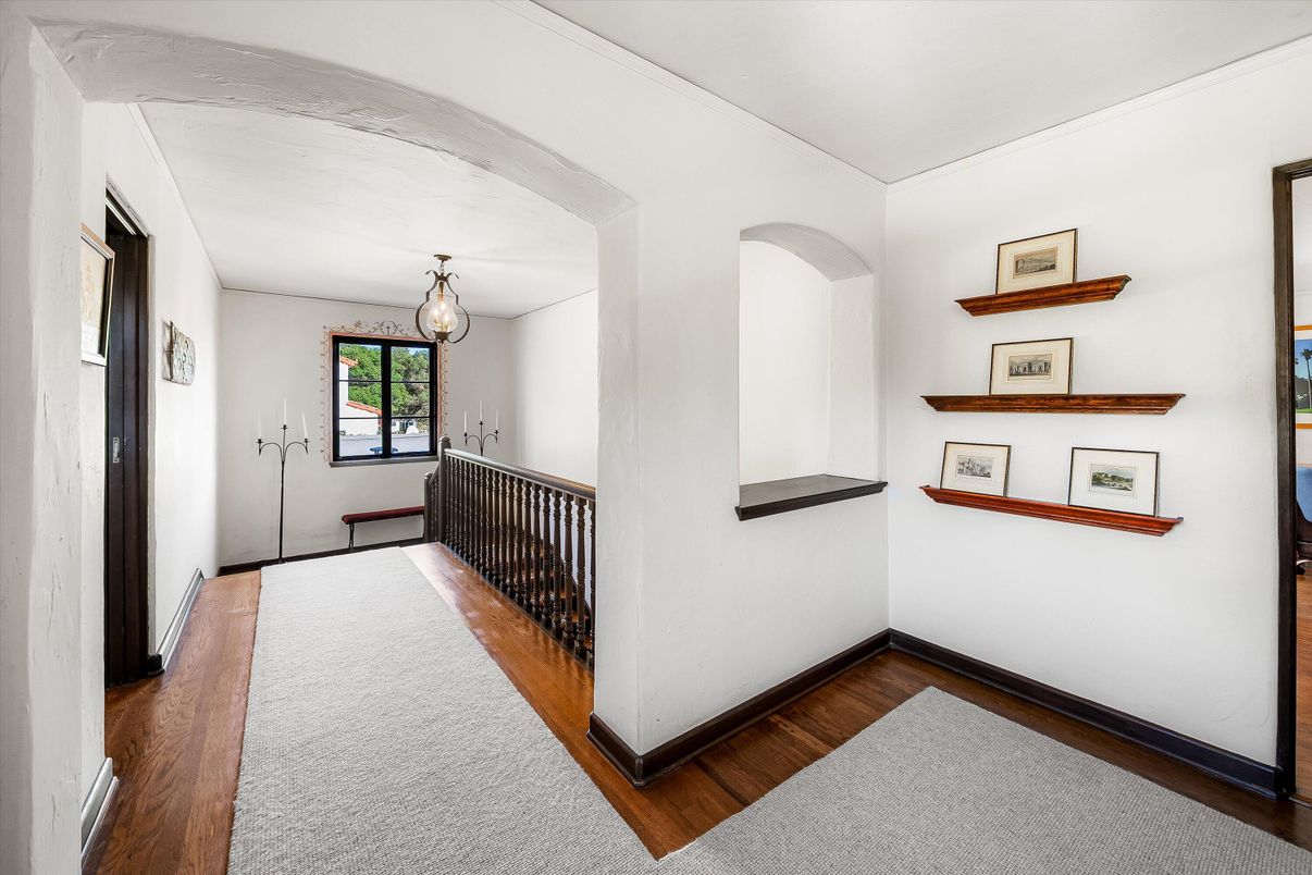 Interior, Pendant Lights, Wood Texture Flooring