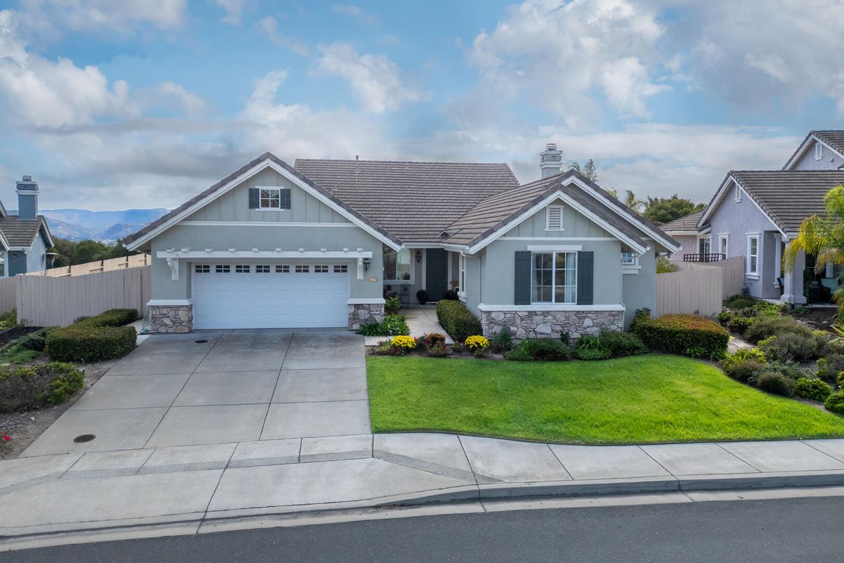 Attached, Exterior, Facade, Ranch