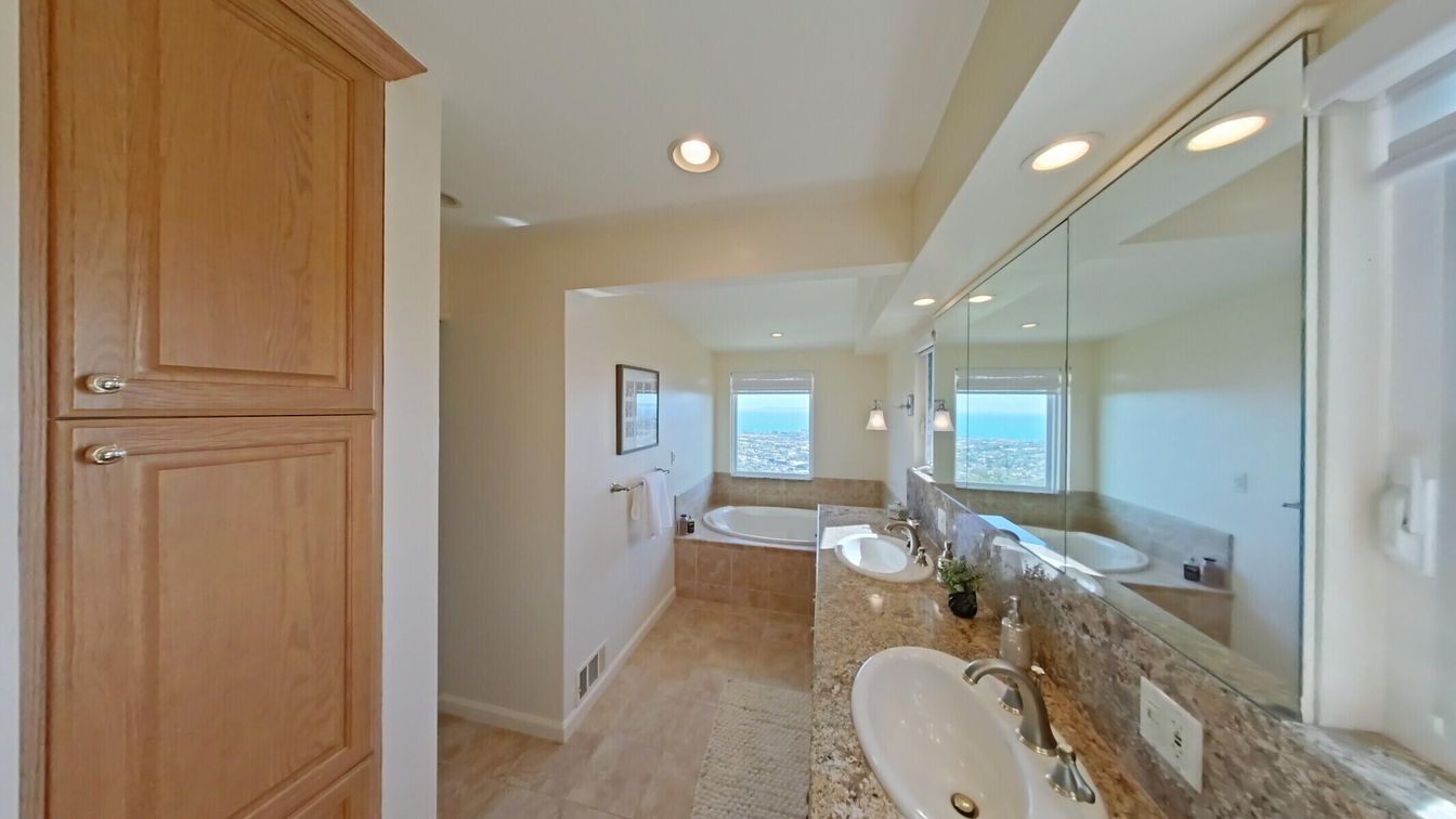Bathroom, Dual Sink Vanities, Interior, Recessed Lighting, Water