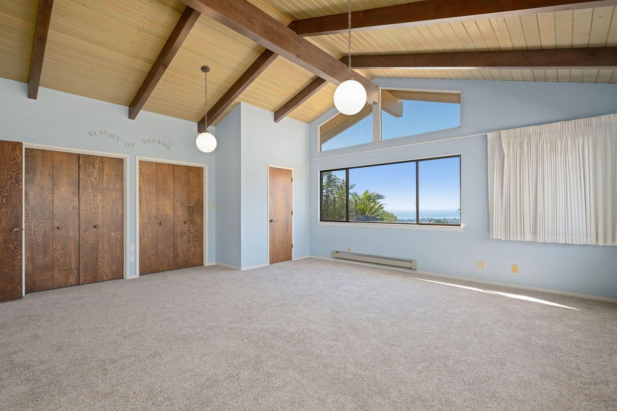 Empty room, Interior, Pendant Lights, Wooden Beams, Wooden Ceilings