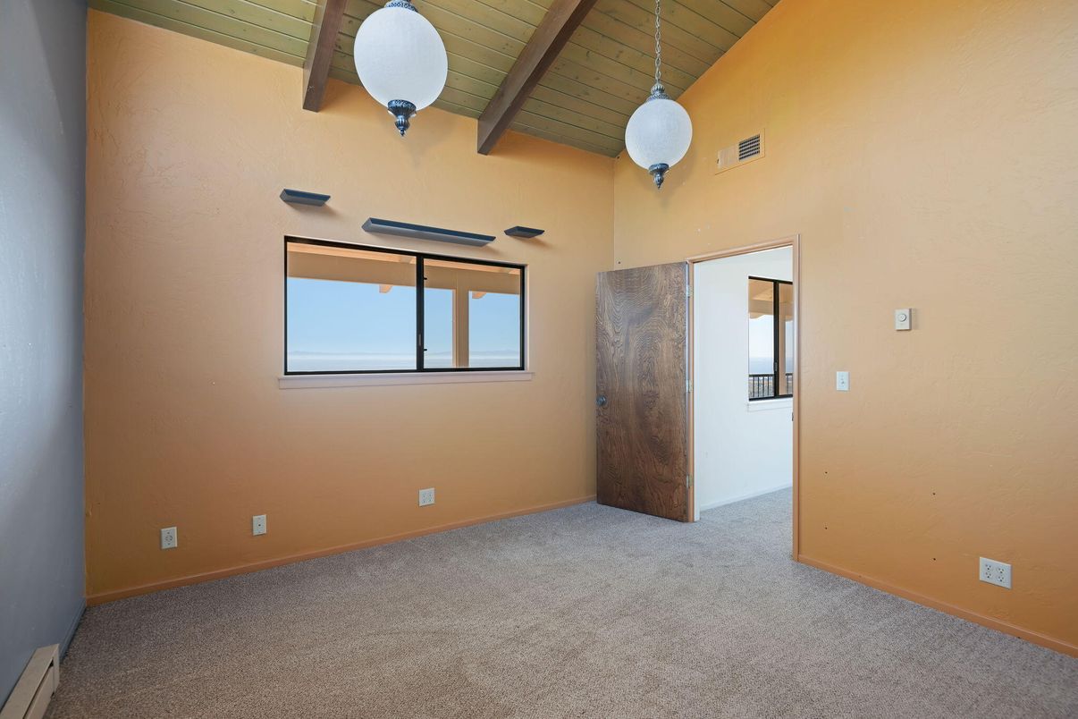 Empty room, Interior, Pendant Lights, Wooden Ceilings