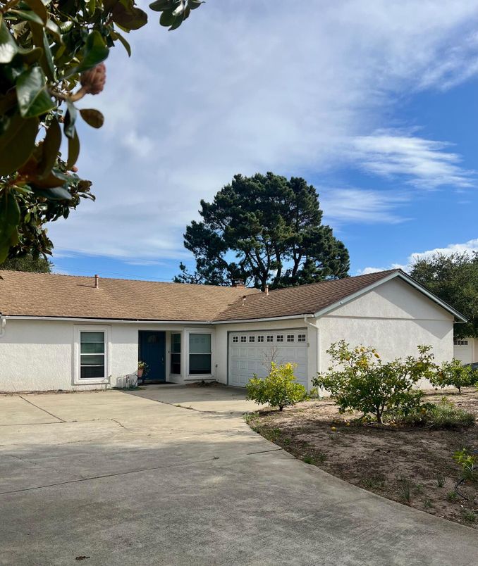Attached, Exterior, Facade, Ranch