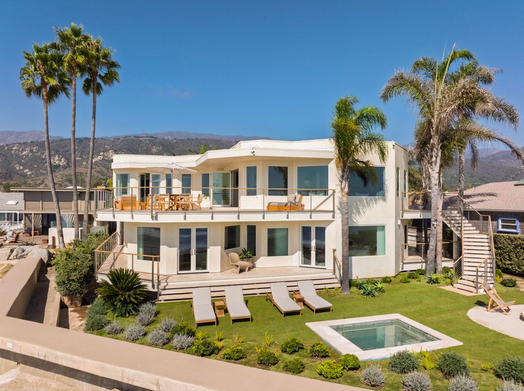 Exterior, Facade, Pool, Modern