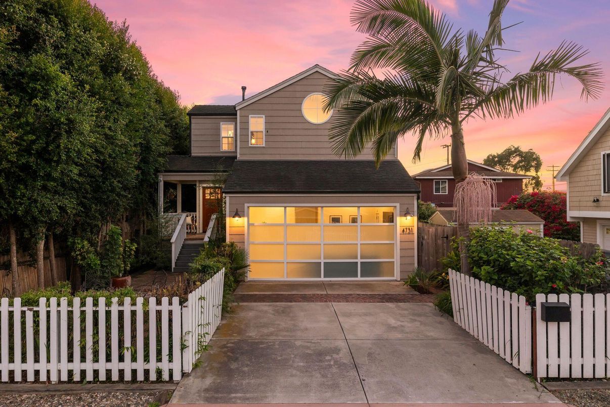 Attached, Exterior, Facade, American Craftsman