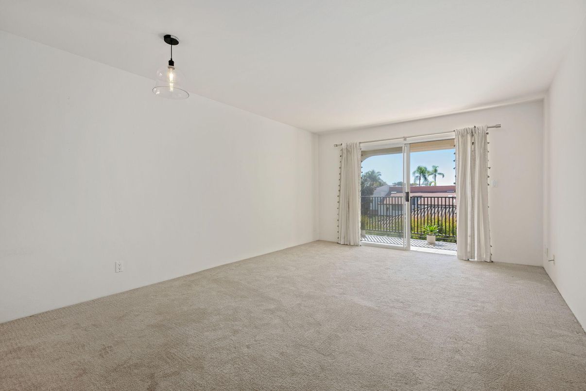 Empty room, Interior, Pendant Lights