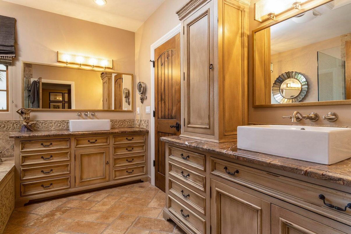 Bathroom, Dual Sink Vanities, Interior, Recessed Lighting