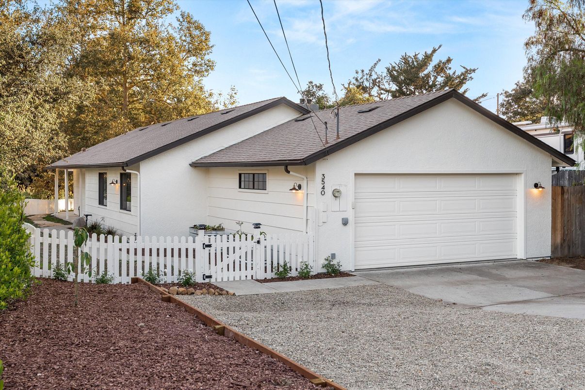 Attached, Exterior, Facade, None