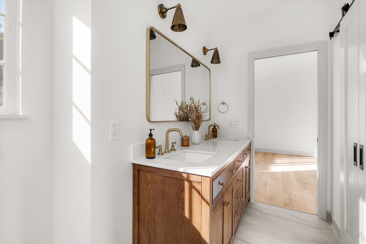 Bathroom, Dual Sink Vanities, Interior