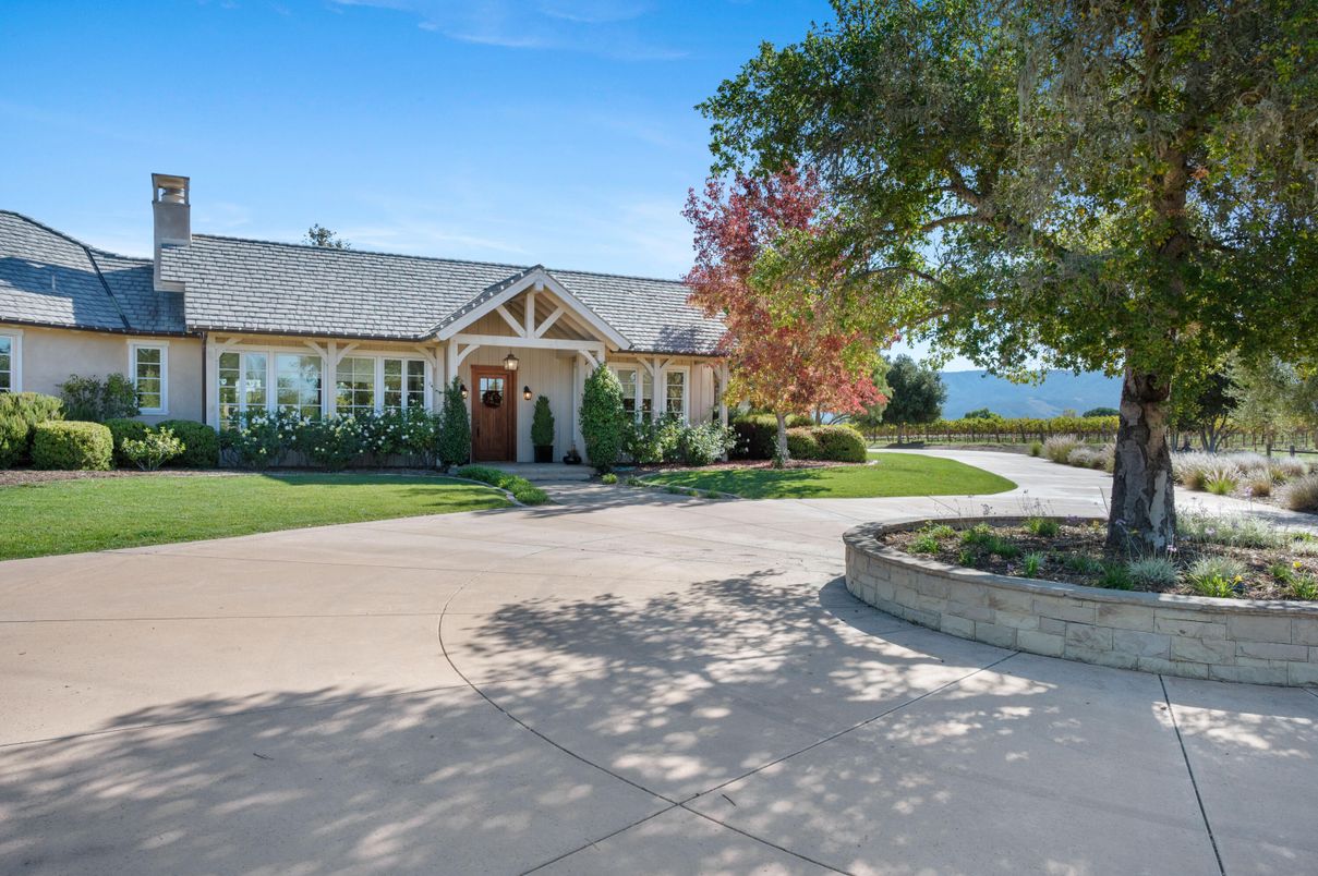 Exterior, Facade, Ranch