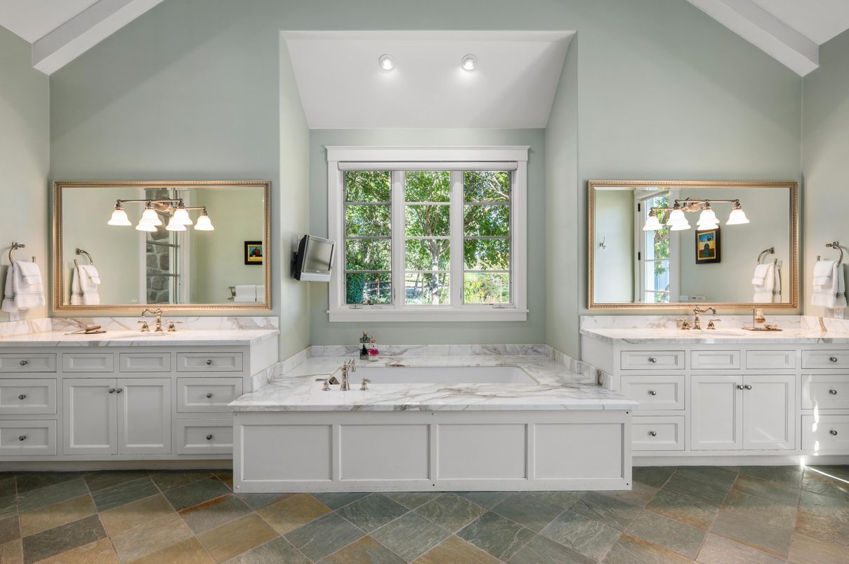 Bathroom, Dual Sink Vanities, Interior, Recessed Lighting