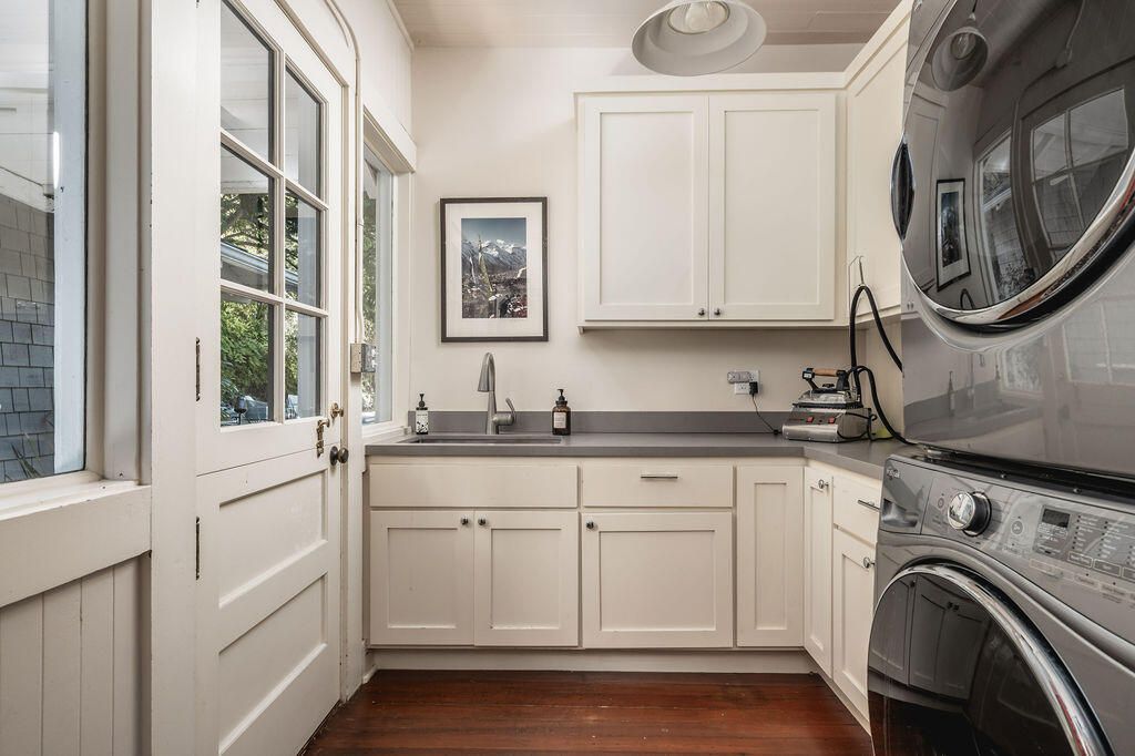 Interior, Washer, Wood Texture Flooring